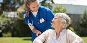 نکات مهم هنگام استخدام پرستار سالمند در منزل برای مراقبت از افراد سالخورده