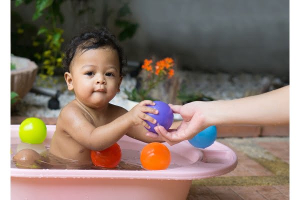 مراحل گام به گام حمام نوزاد و آموزش صحیح حمام کودک