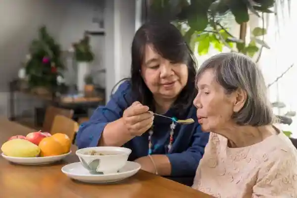 آموزش روش های غذا دادن به بیمار سالمند