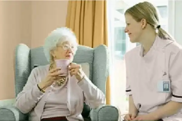 گوش دادن فعالانه به سالمندان بخشی از حمایت روانی از آنان است