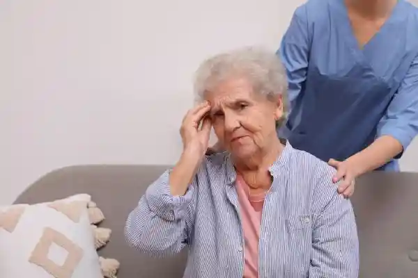 روش درمان سردرد و انواع میگرن در سالمندان