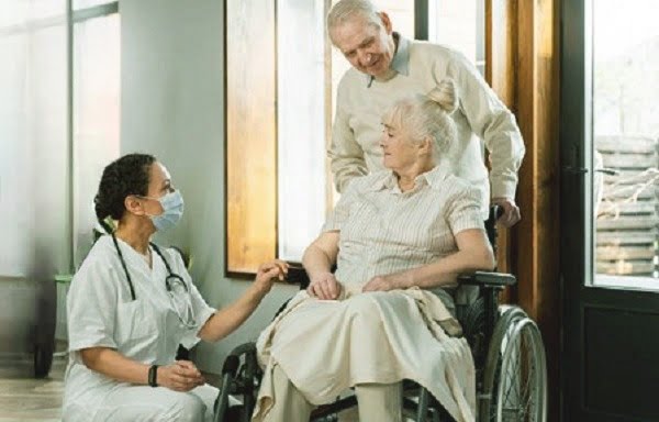 تفاوت مراقبت از سالمندان در منزل شخصی و خانه سالمندان