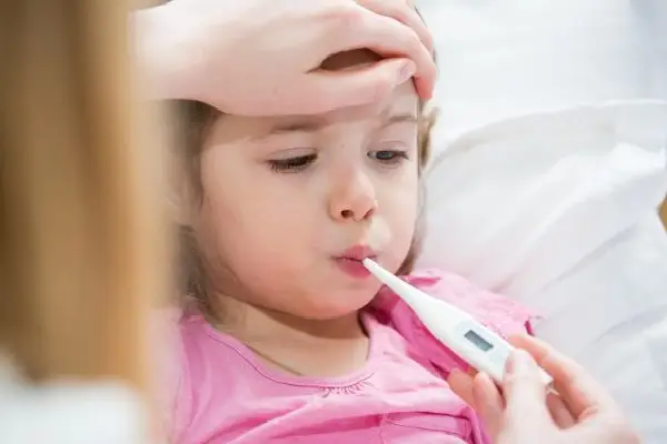 نگهداری از کودک تب دار در منزل