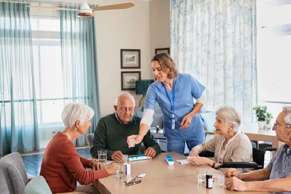 مزایا و معایت خانه سالمندان یا استخدام پرستار سالمند