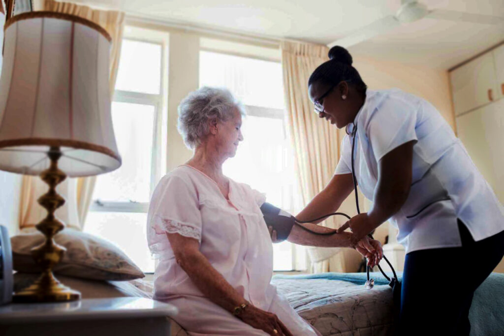 استخدام پرستار سالمند شبانه روزی برای درمان تمام وقت