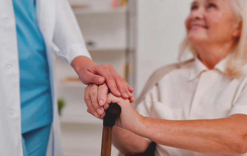 استخدام پرستار شبانه روزی حرفه ای در بهتر شدن روح و روان سالمند موثر است.