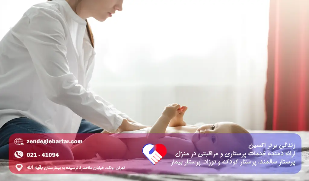 تعویض پوشک نوزاد توسط پرستار شبانه کودک
